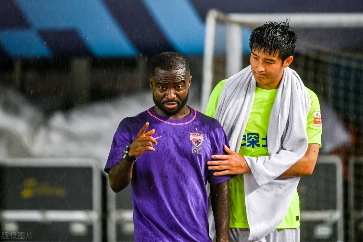 包含上海上港前锋受伤，对球队目标形成威胁的词条