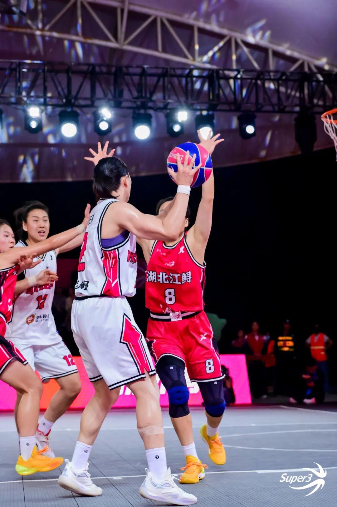 开云下载-纷繁复杂的篮球比赛，谁能登上巅峰？的简单介绍