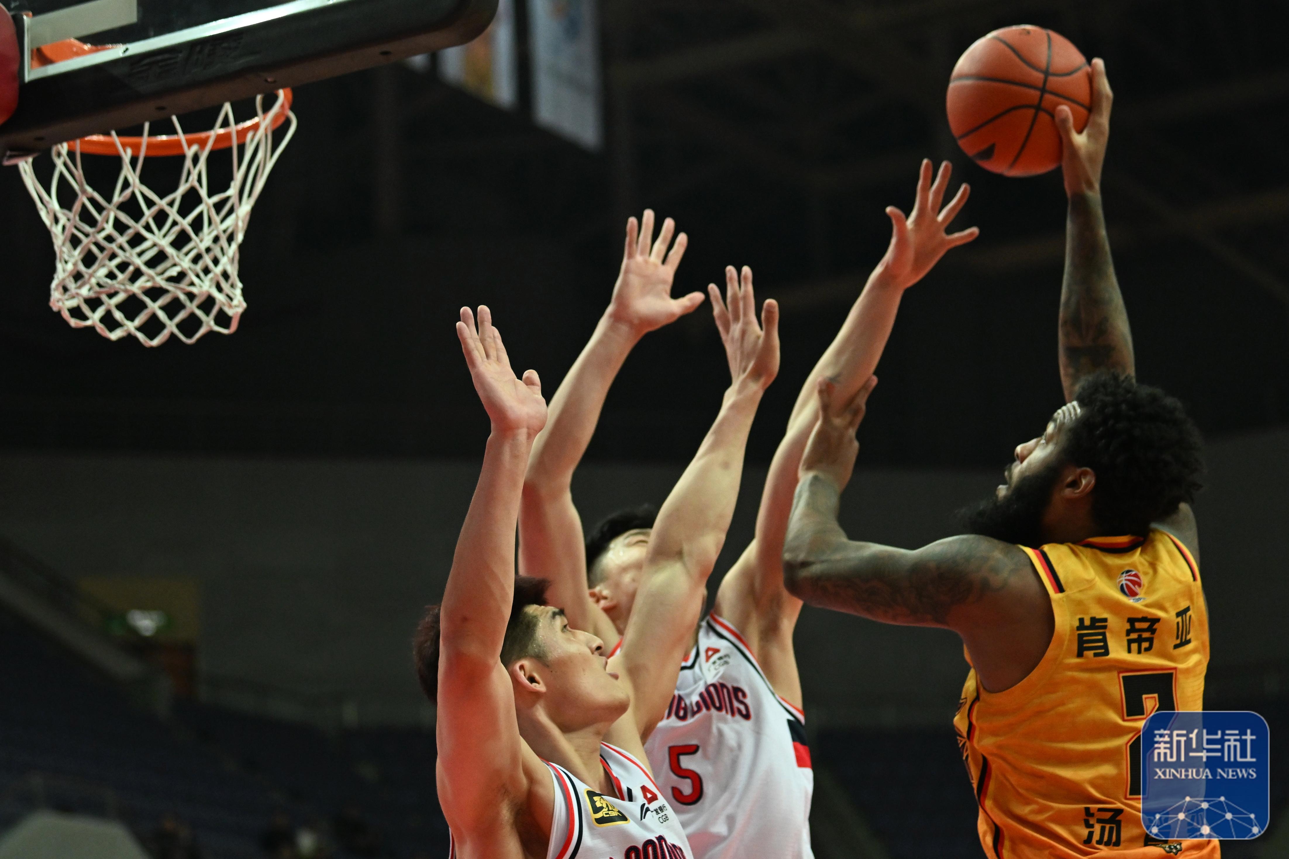 篮球赛场迎来新秀闪耀，获得关注和赞誉的简单介绍