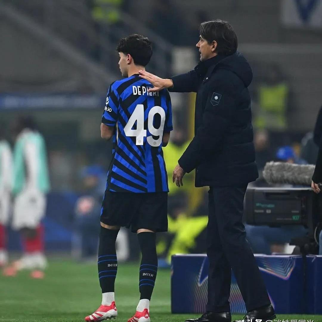 开云体育在线-足球比赛中球员身手敏捷，踢进精彩进球