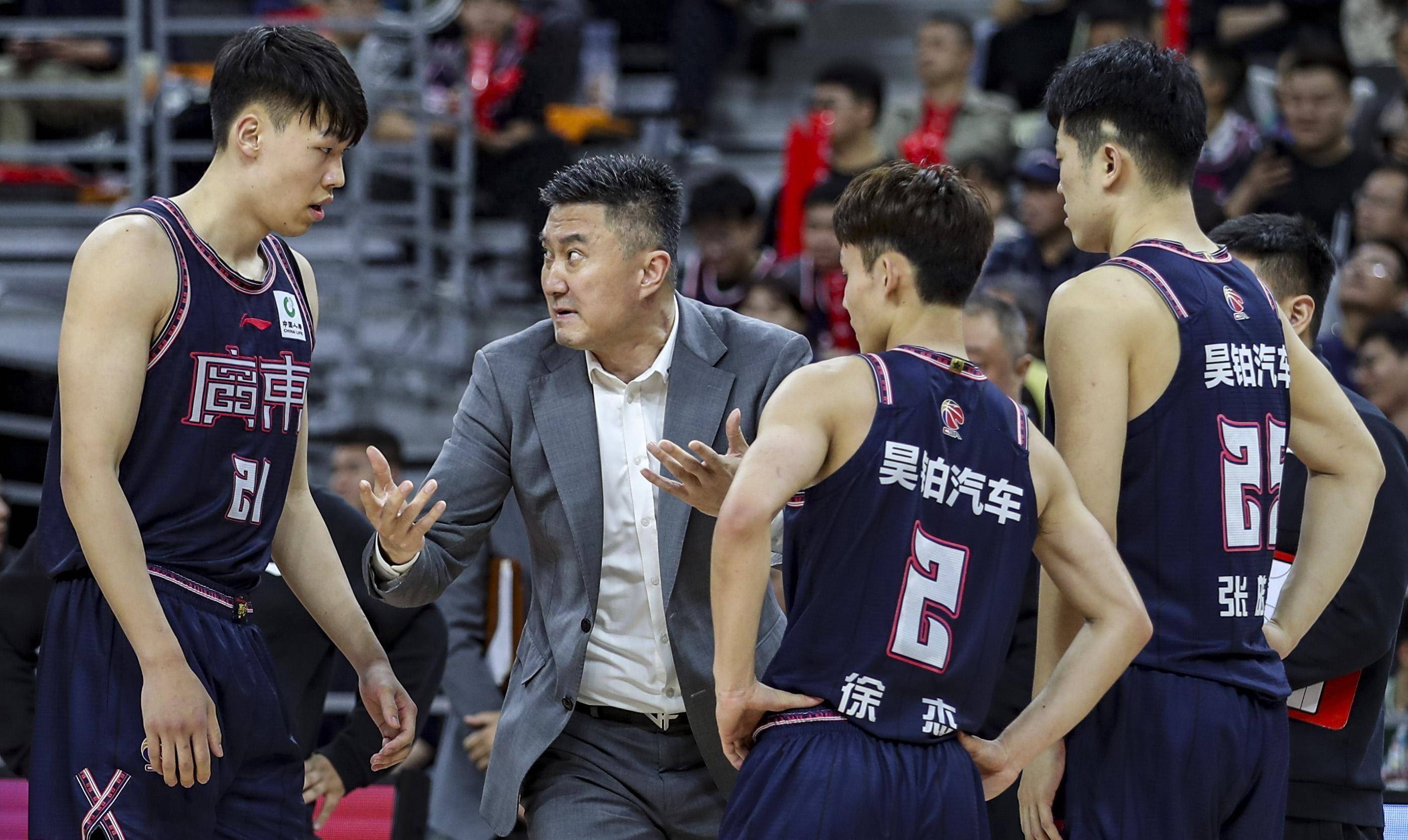 广东男篮在比赛场上表现出色，获得一连胜的简单介绍