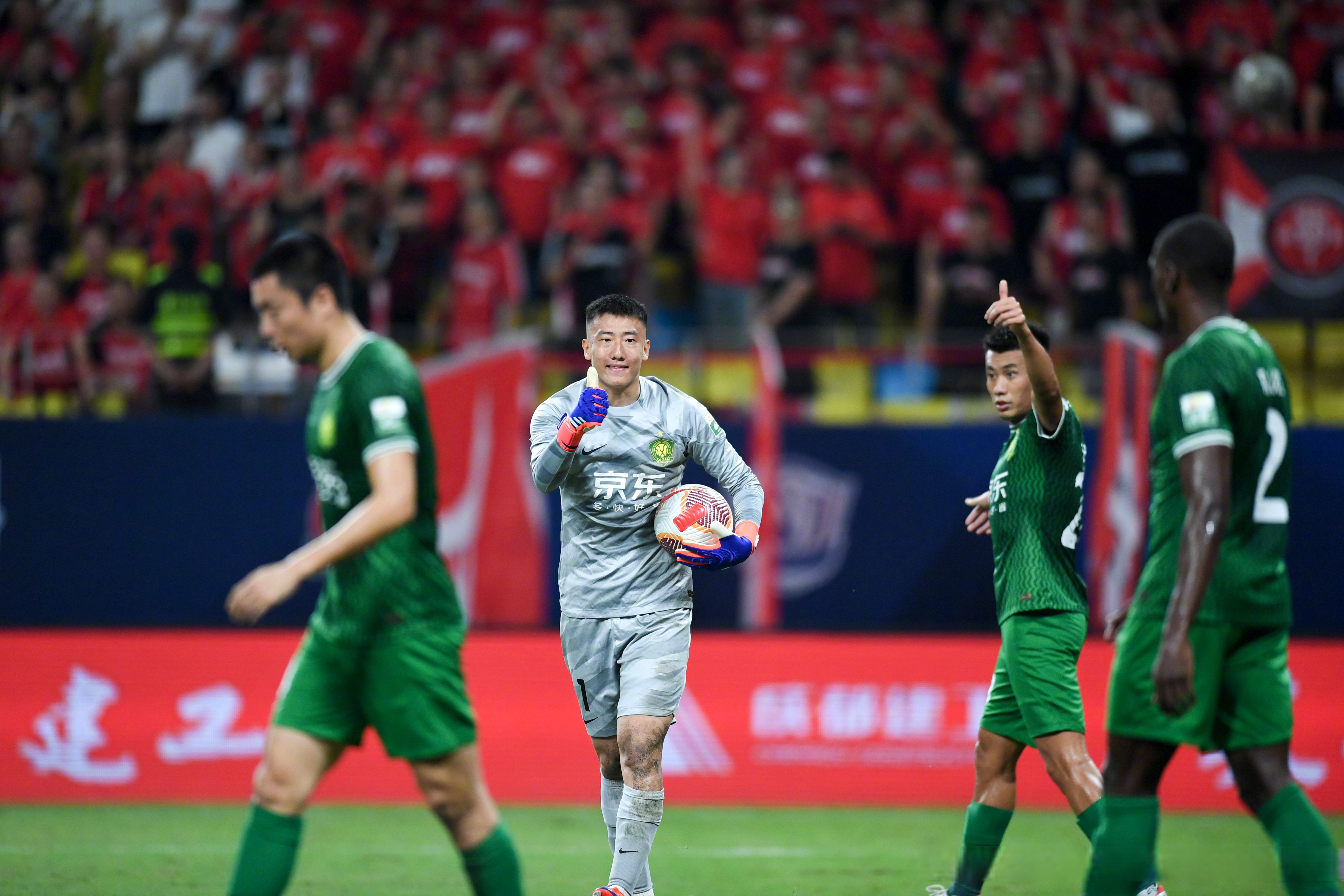 国安客场击败对手，继续领跑