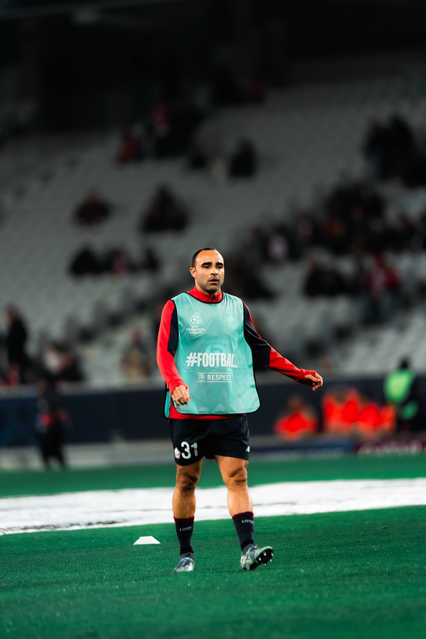 包含里尔主场战胜对手，提升排名至第二位的词条