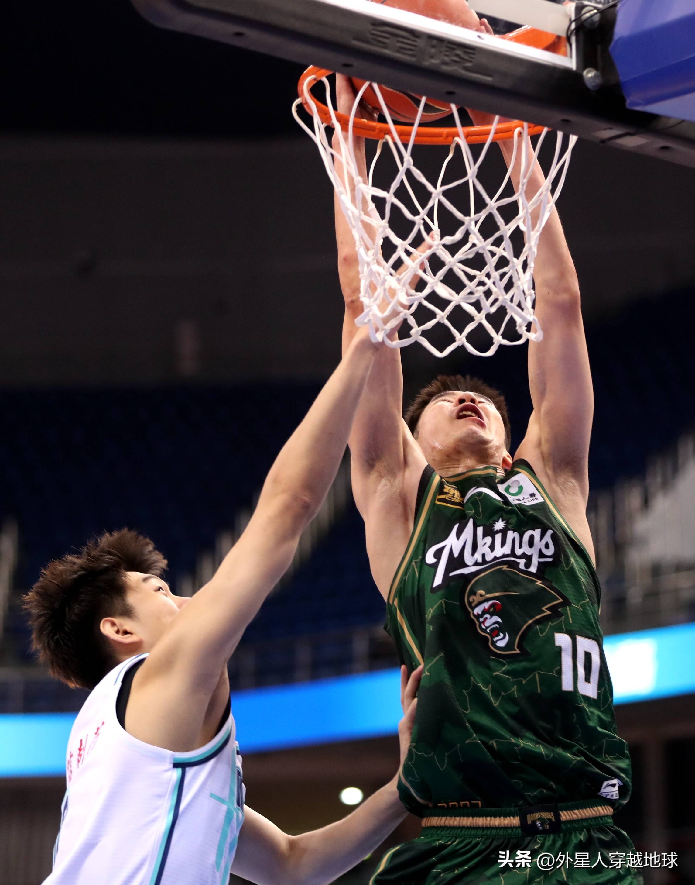 开云下载-包含精湛球技助力球队胜利，篮球比赛激情迸发的词条