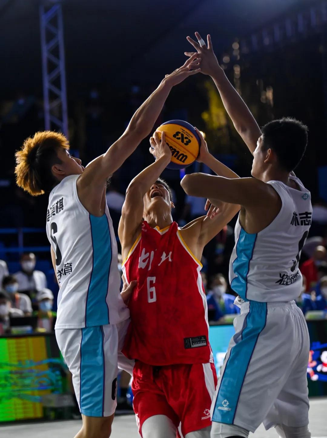 湖北男篮在比赛中击败对手,取得比赛胜利 湖北男篮在比赛中击败对手,取得比赛胜利