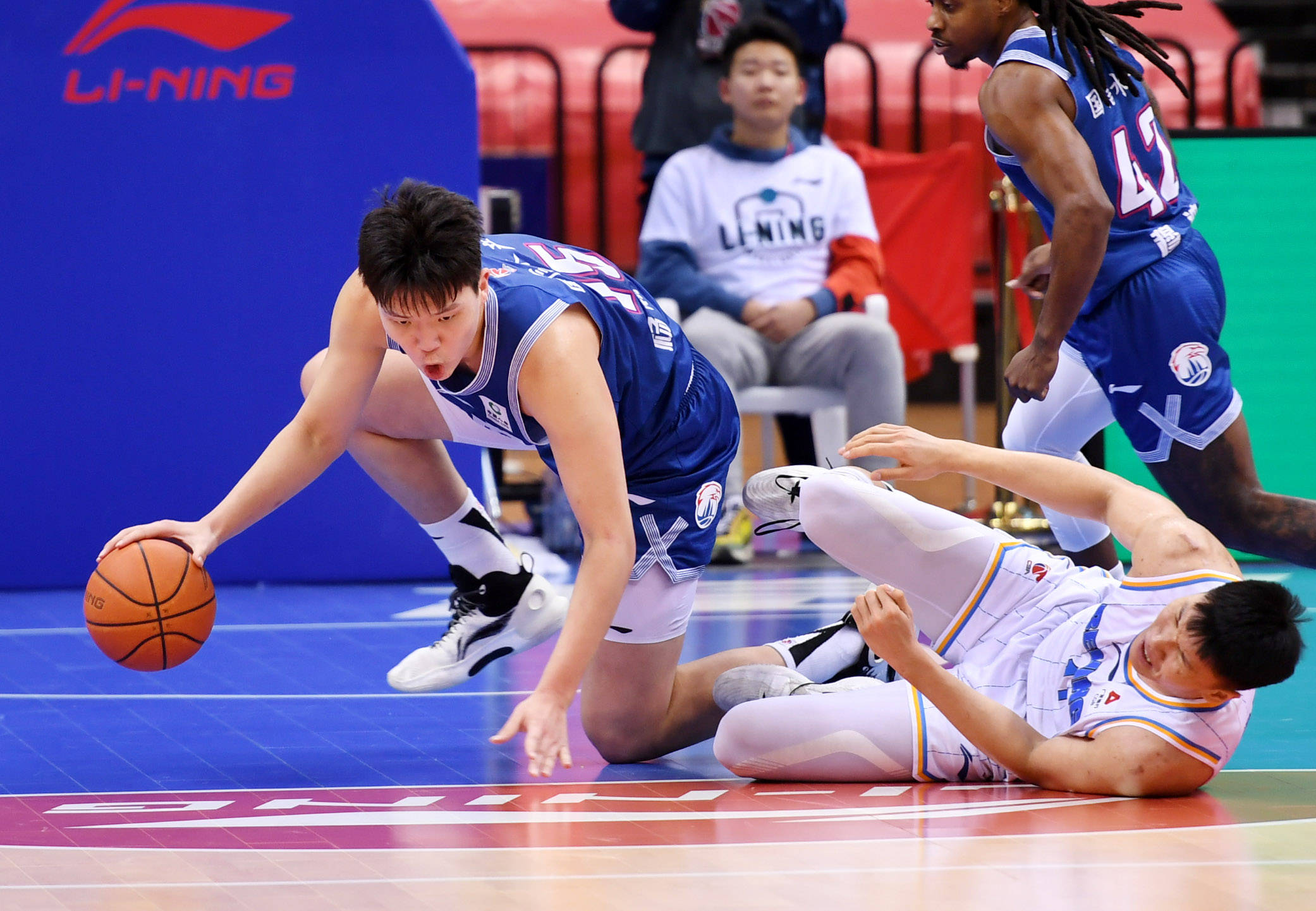 山东双外援发威,率队力克对手 山东双外援发威,率队力克对手