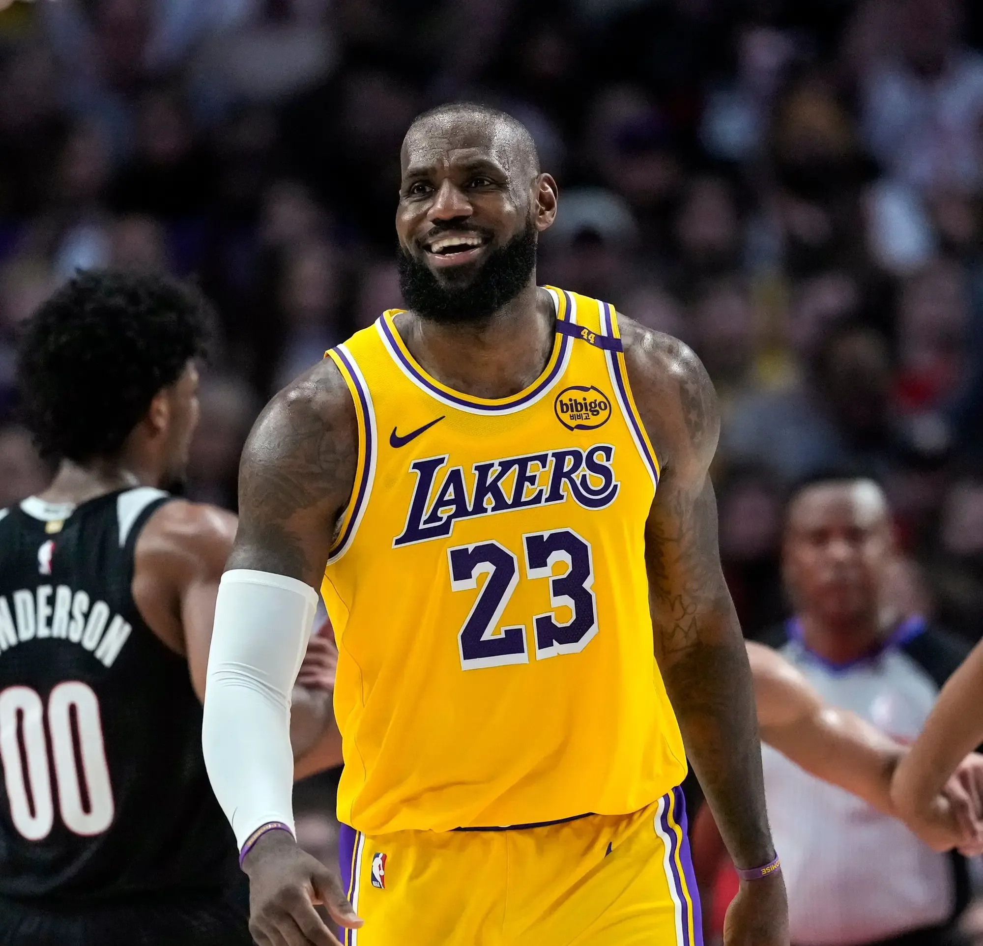 湖人夺得季后赛资格,詹姆斯表现出色 湖人夺得季后赛资格,詹姆斯表现出色