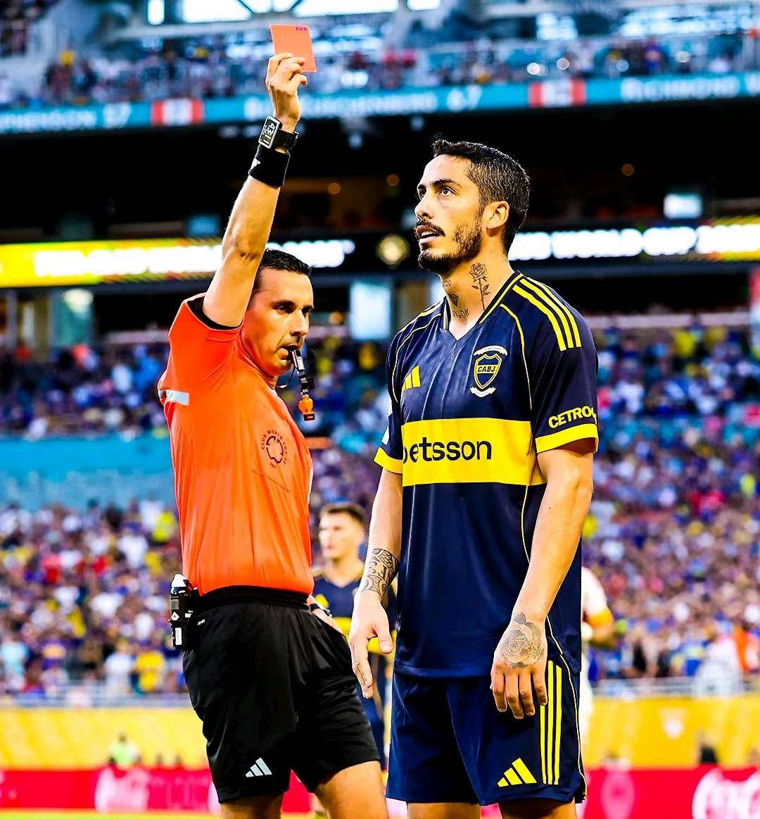 包含足球冠军争夺战延续悬念，球迷热血沸腾的词条