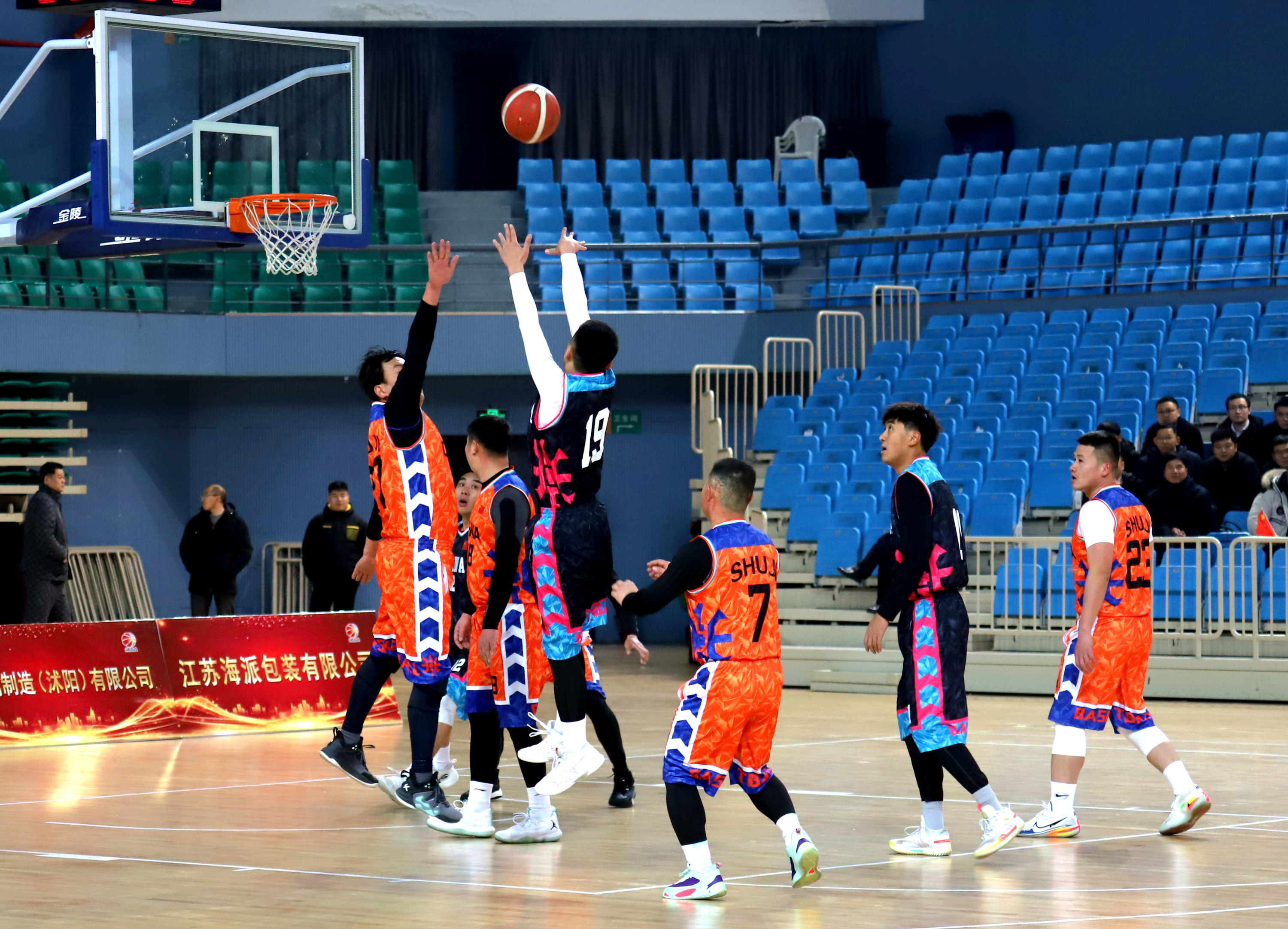 中国篮球赛场上掀起一番高潮