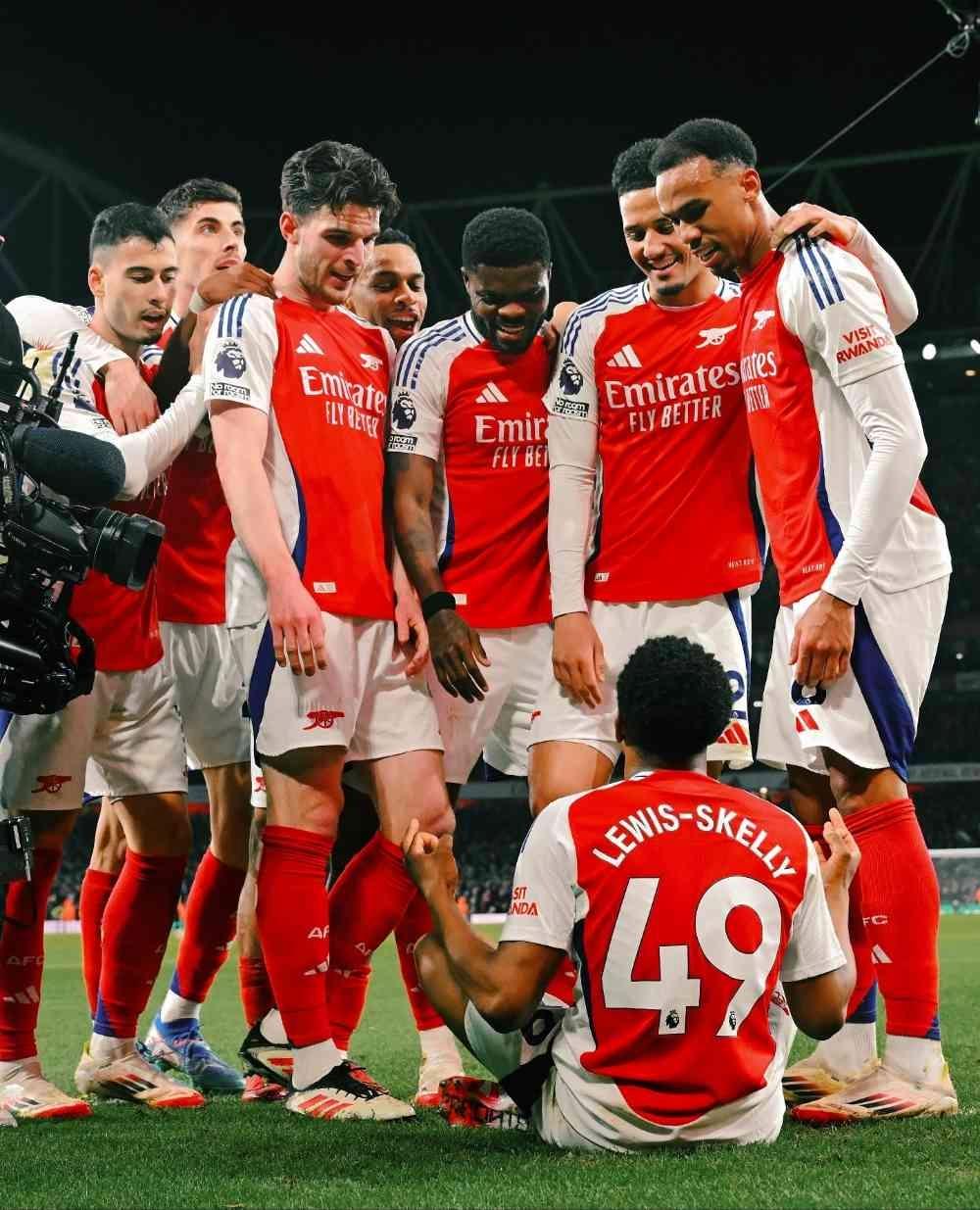 梅斯队的胜利让球迷们欢呼雀跃 梅斯队的胜利让球迷们欢呼雀跃