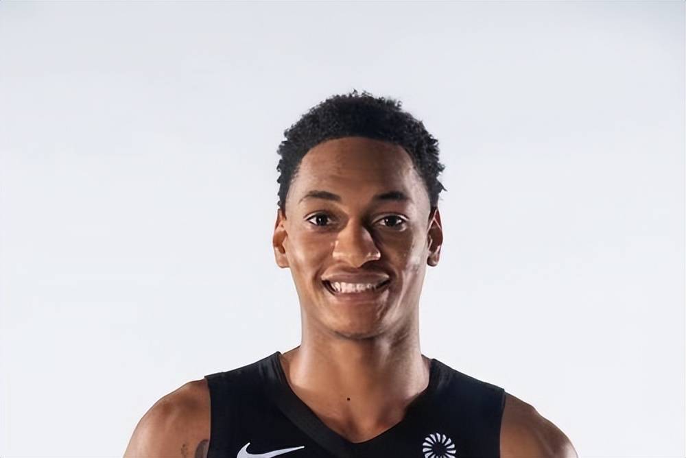 马刺队主帅接受采访，展望新赛季发展前景的简单介绍