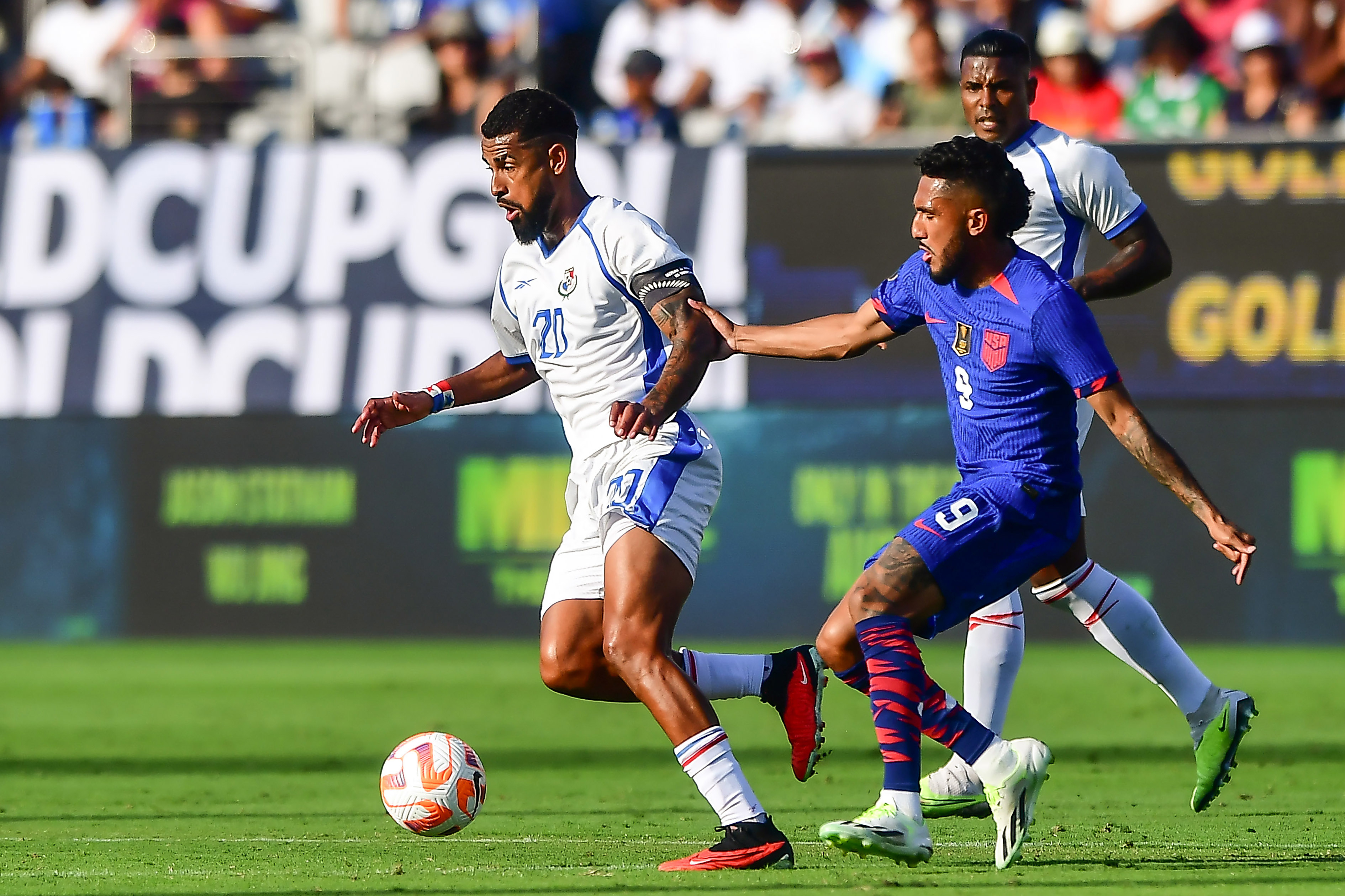 巴拿马女子排球队才华横溢,锁定前三 巴拿马女子排球队才华横溢,锁定前三