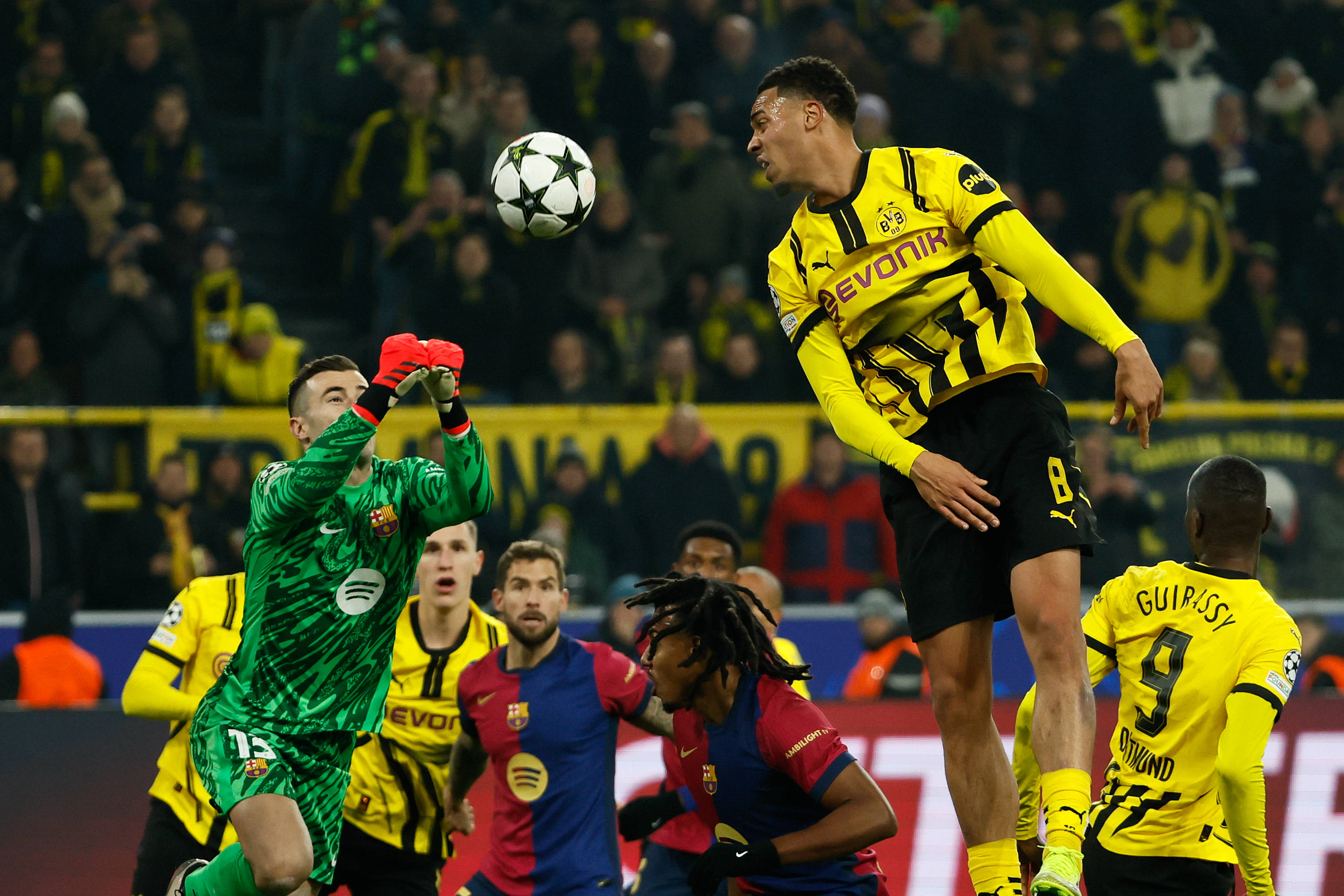 争议判罚致比赛翻盘,曼城险胜 争议判罚致比赛翻盘,曼城险胜