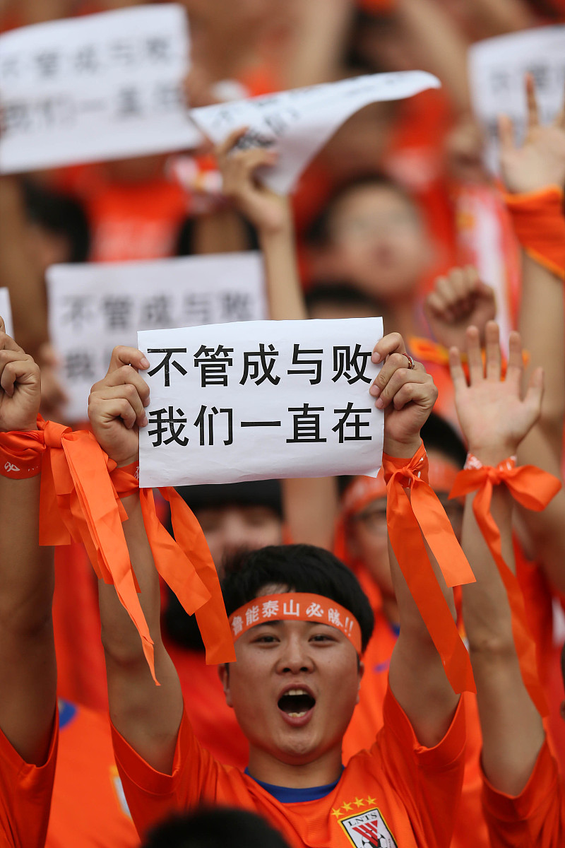 英勇奋战，球队在比赛中克服困难取得胜利