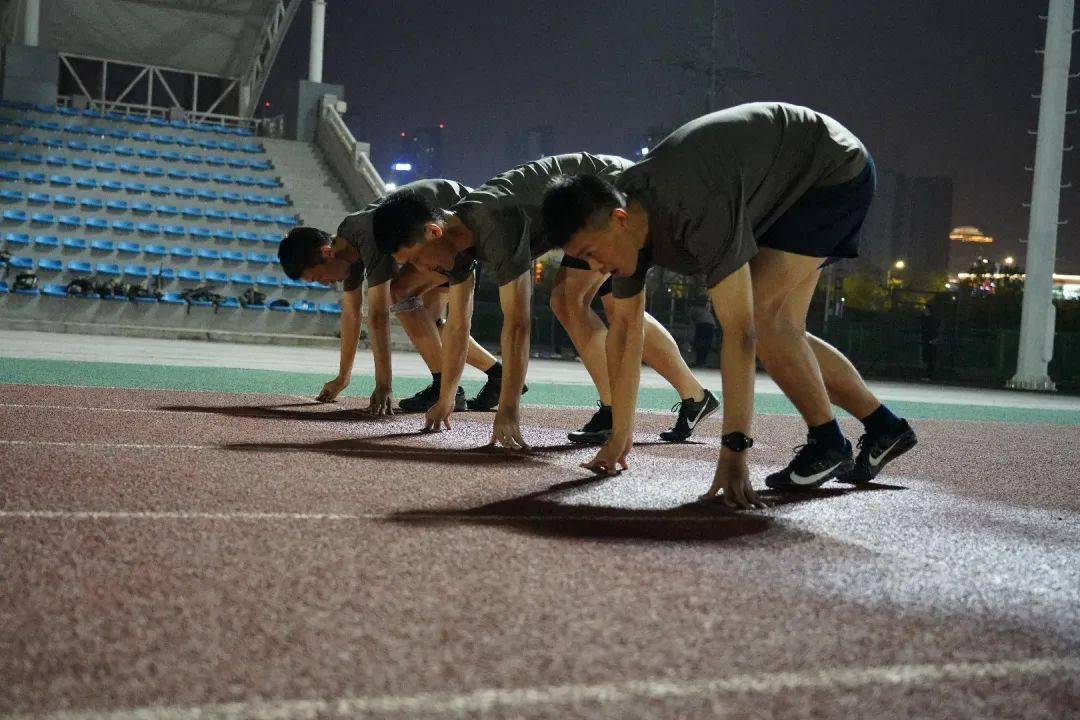 开云体育登录-蓄势待发，举重选手全力以赴！的简单介绍
