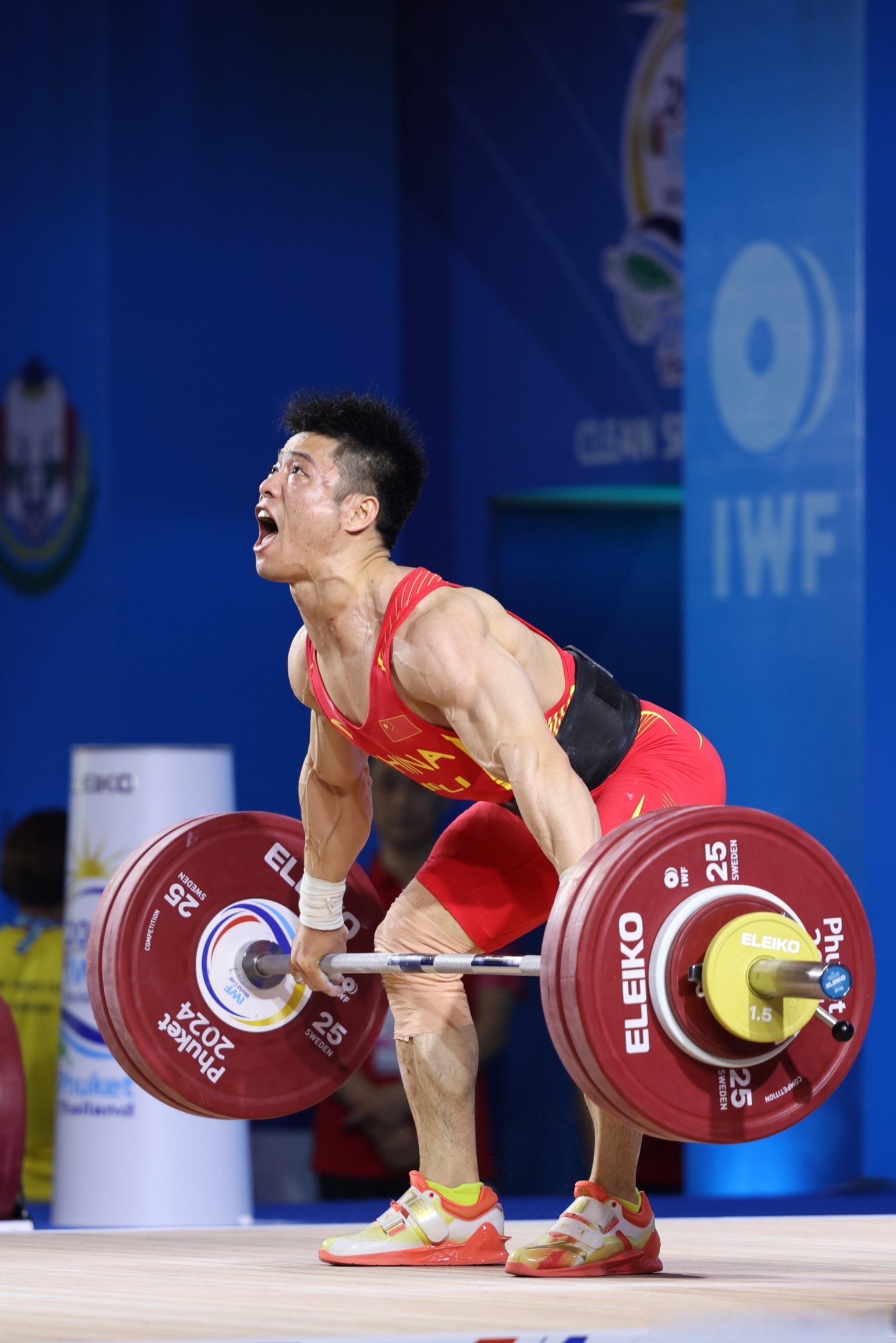 蓄势待发,举重选手全力以赴!的简单介绍 蓄势待发,举重选手全力以赴!的简单介绍