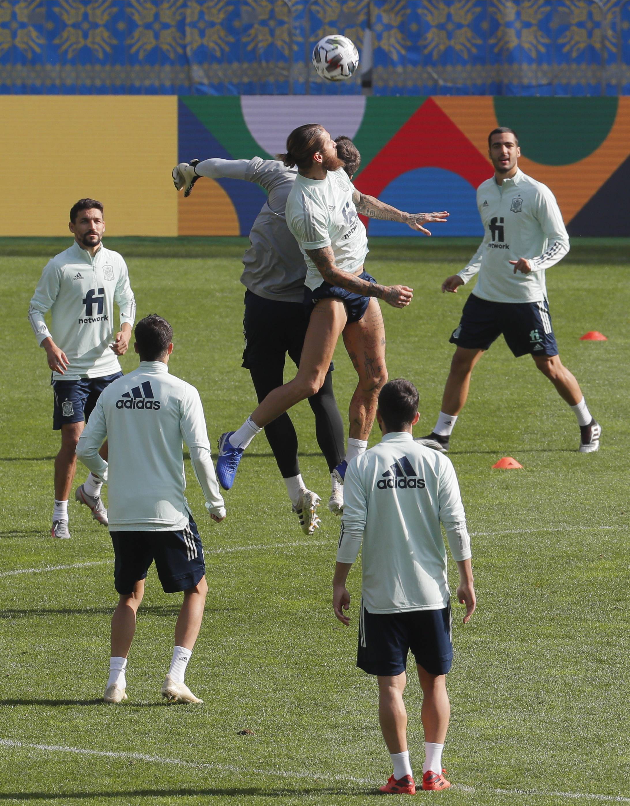 包含西班牙球队备战大赛，展现团结一致的词条