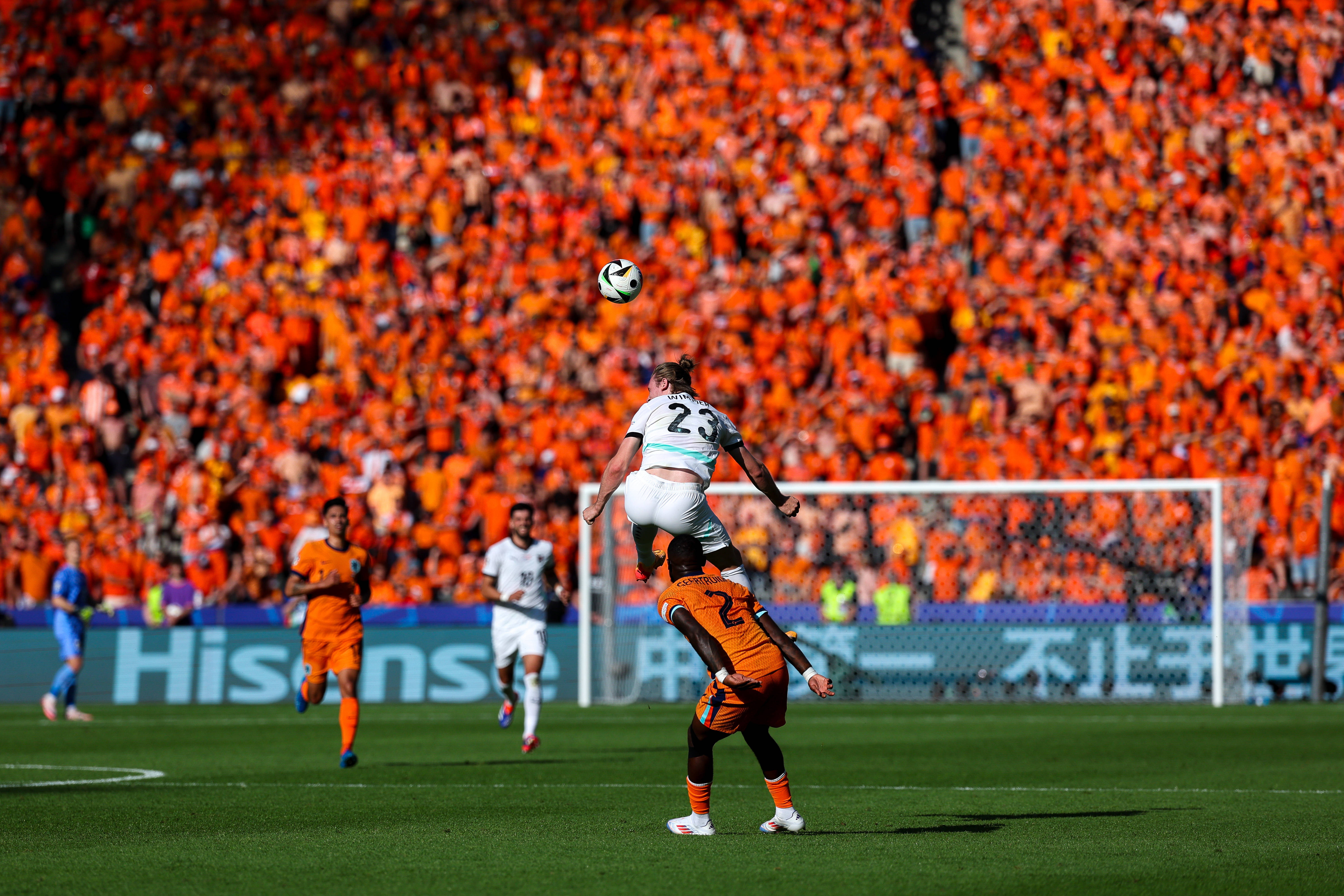 欧洲超级联赛势不可挡,各队争相角逐 欧洲超级联赛势不可挡,各队争相角逐