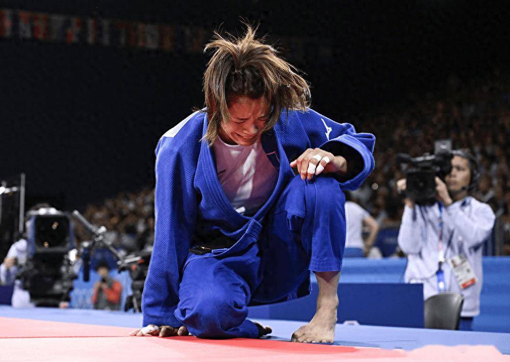 日本选手勇夺冠军，引爆热烈掌声