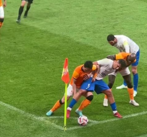 球员们在场上全力以赴，为了团队荣誉拼尽一切