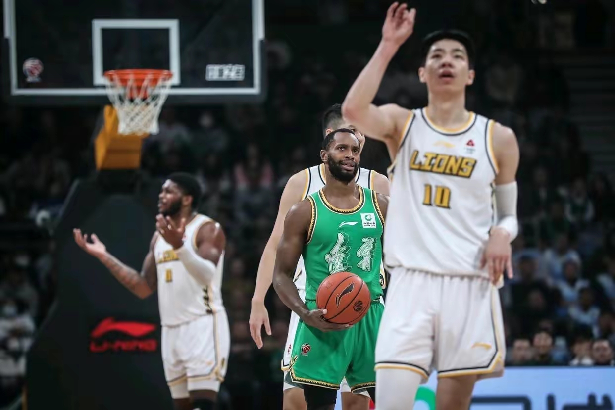 球员们在场上全力以赴，为了团队荣誉拼尽一切