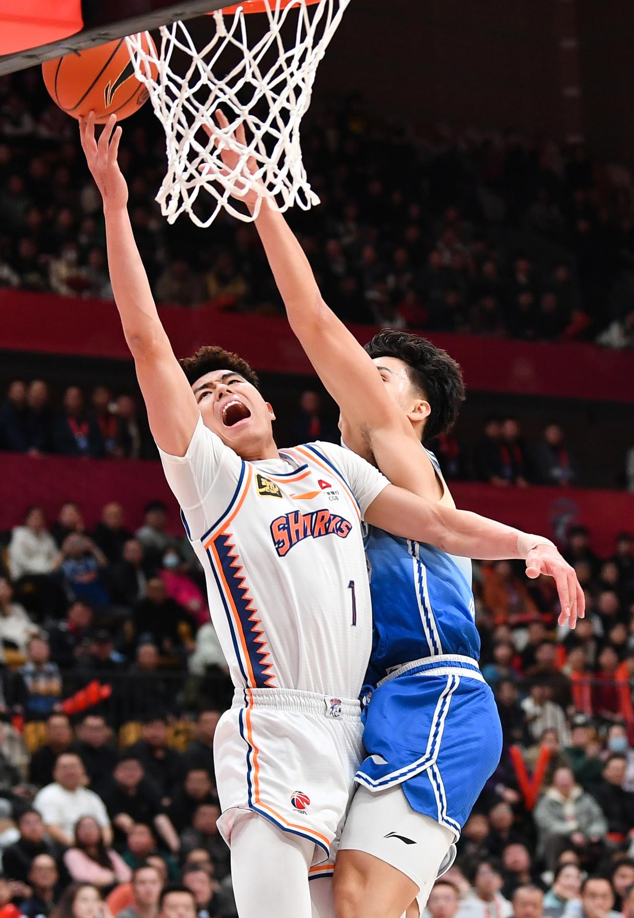 上海男篮一鼓作气,力克对手夺冠 上海男篮一鼓作气,力克对手夺冠