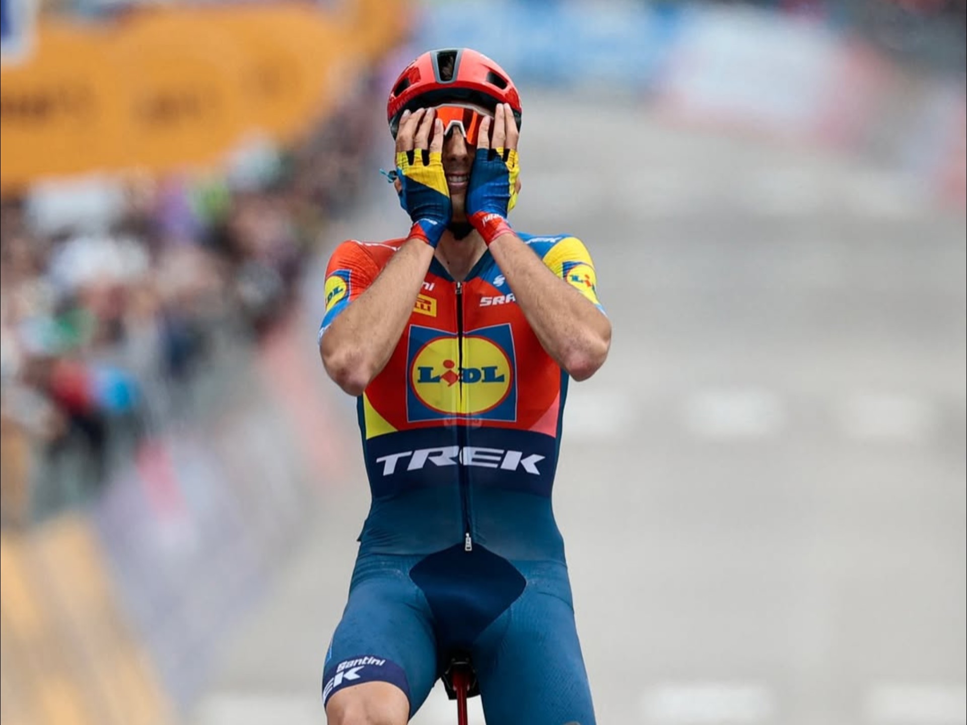 意大利维罗纳队球员拼搏争胜达终极目标 意大利维罗纳队球员拼搏争胜达终极目标