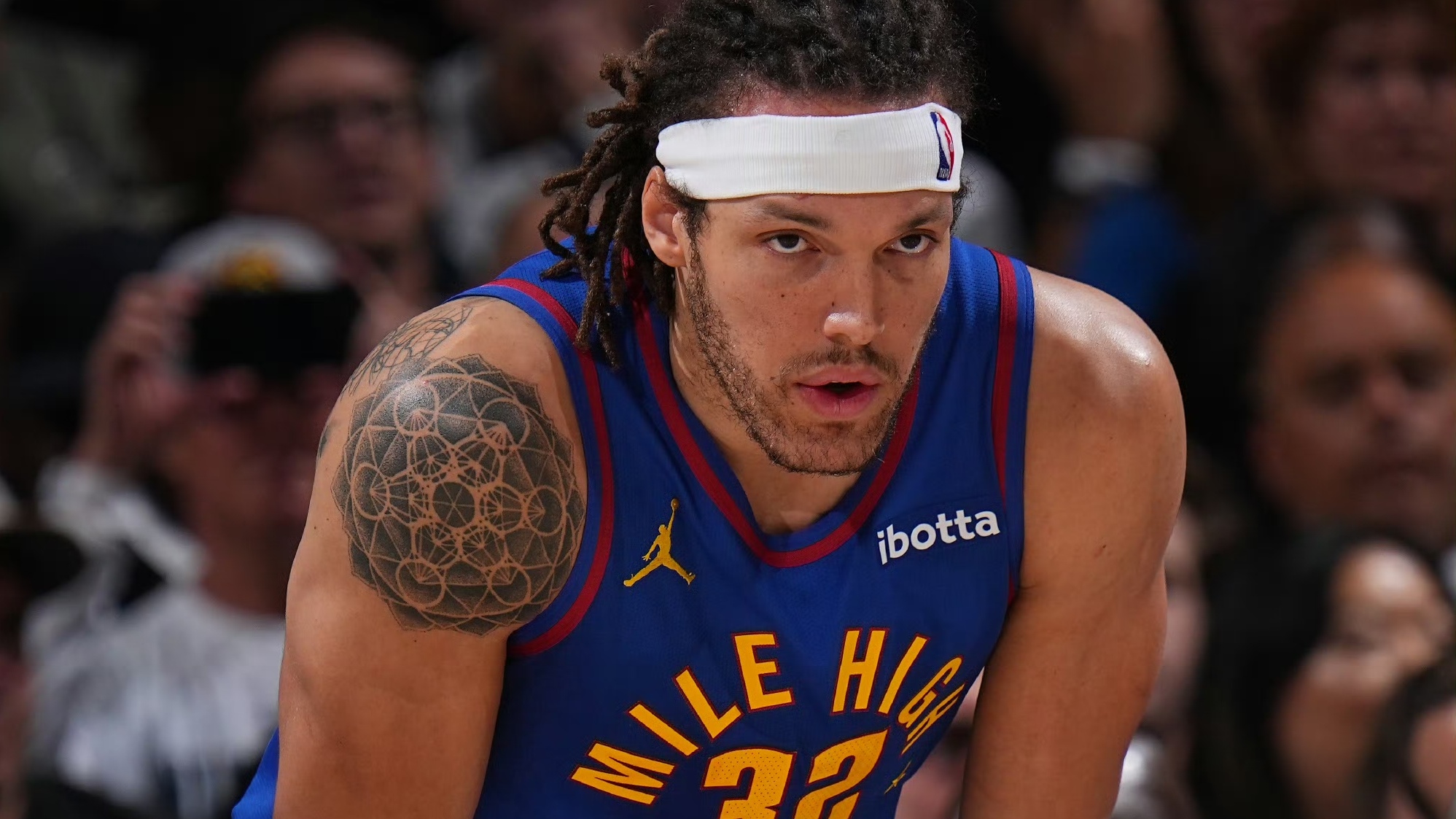 火箭队球员戈登在比赛中展现出色的投篮手感