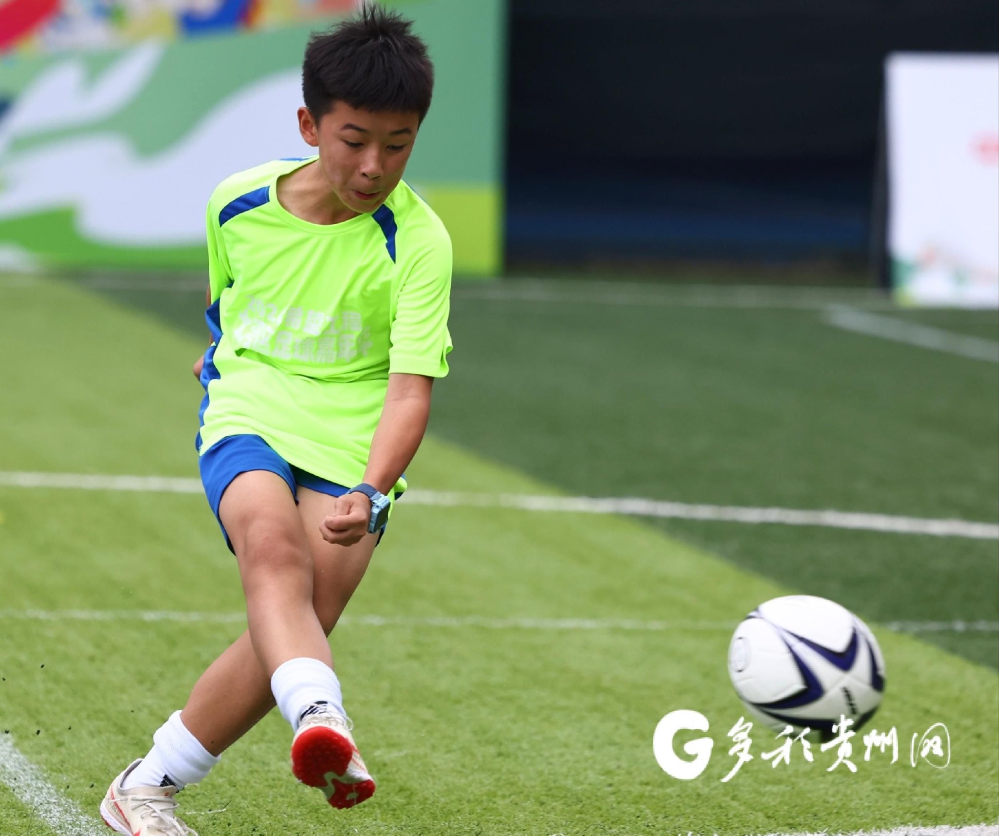 开云平台-关于欧洲足坛精英联赛激战，球员奋勇拼搏的信息