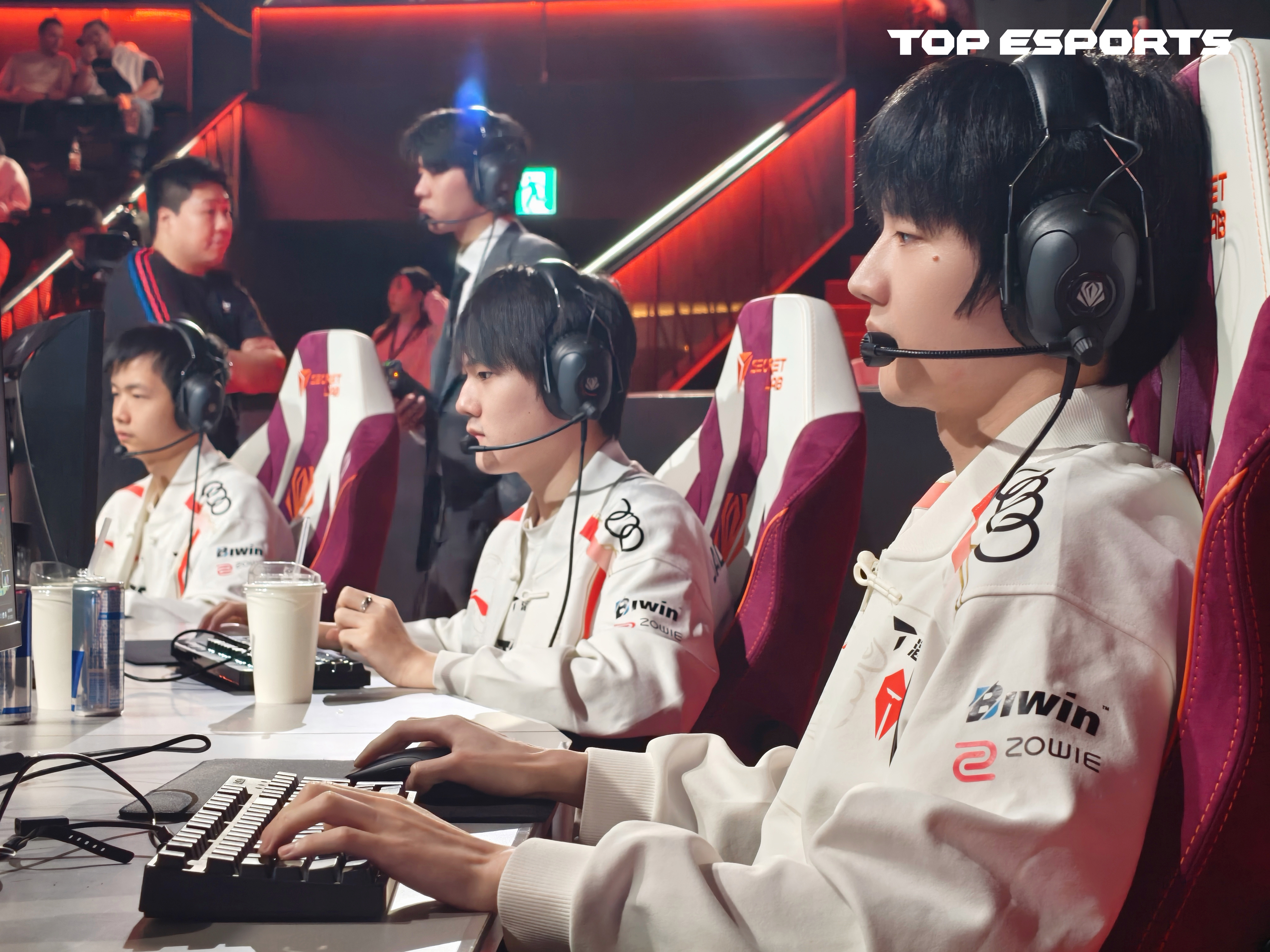 开云体育官网-关于TES翻盘100T，Scout团战一打五宿敌对决小组赛，锁定晋级资格的信息