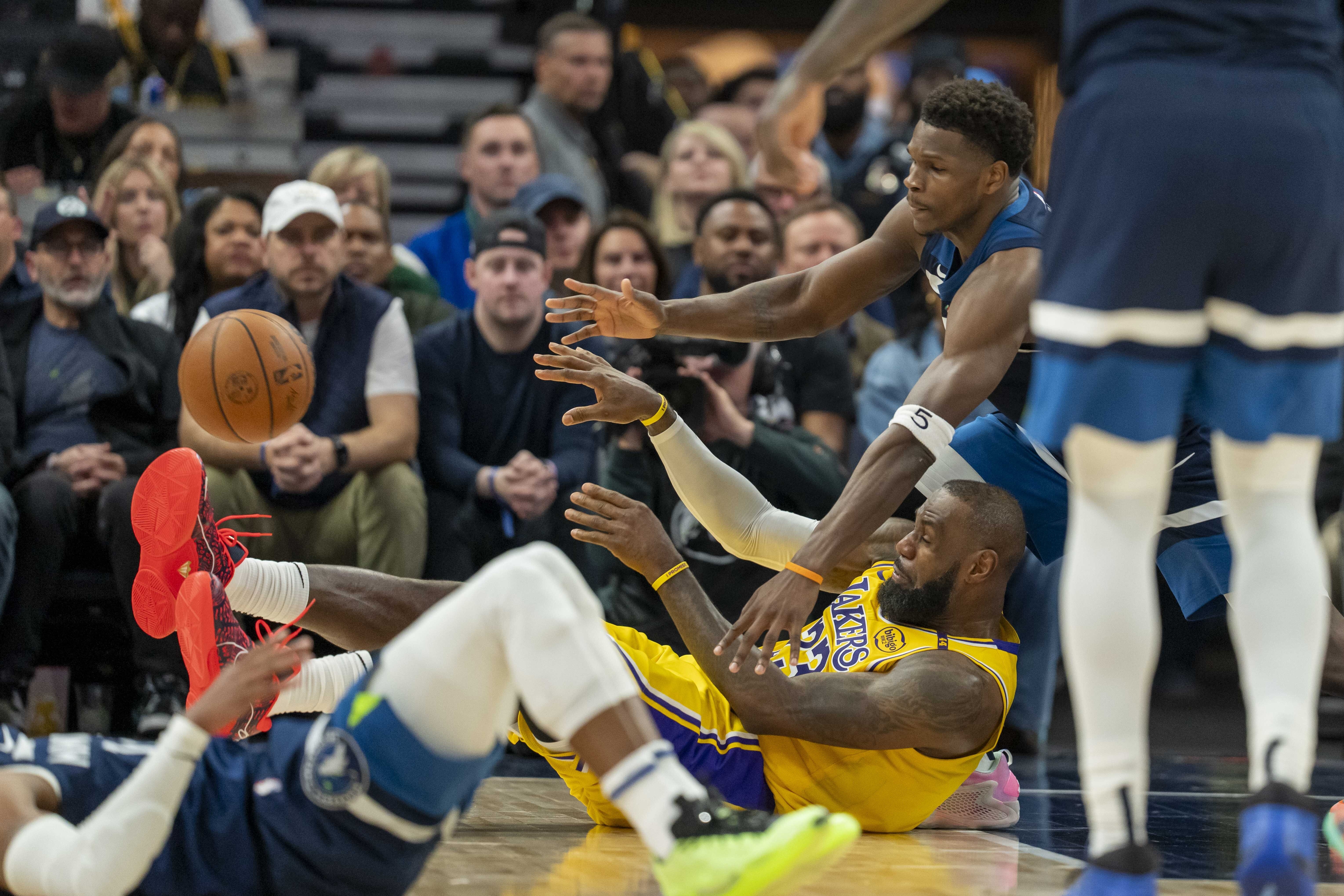 开云体育入口-凯尔特人队主场战胜雄鹿队，重回胜利赛道