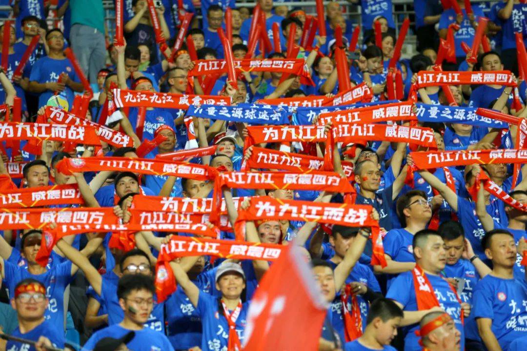 足球赛场热闹非凡,谁能登顶巅峰 足球赛场热闹非凡,谁能登顶巅峰