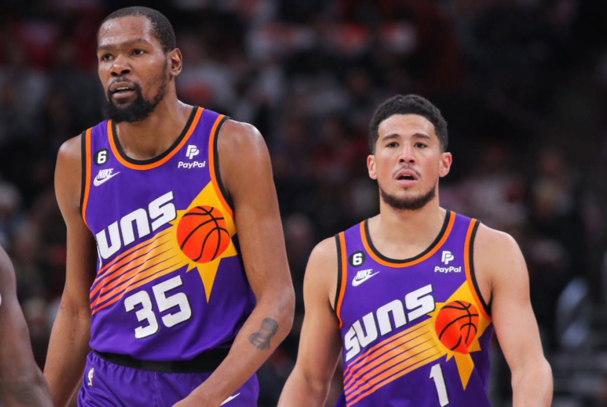 广东队横扫雄鹿,布克带队取胜 广东队横扫雄鹿,布克带队取胜